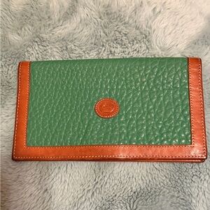 Dooney and Bourke W21 Cbeckbook cover in Kelly Green 💚